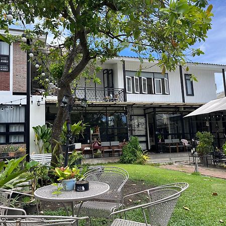 Sherloft Home & Hostel Chiang Mai Exteriör bild