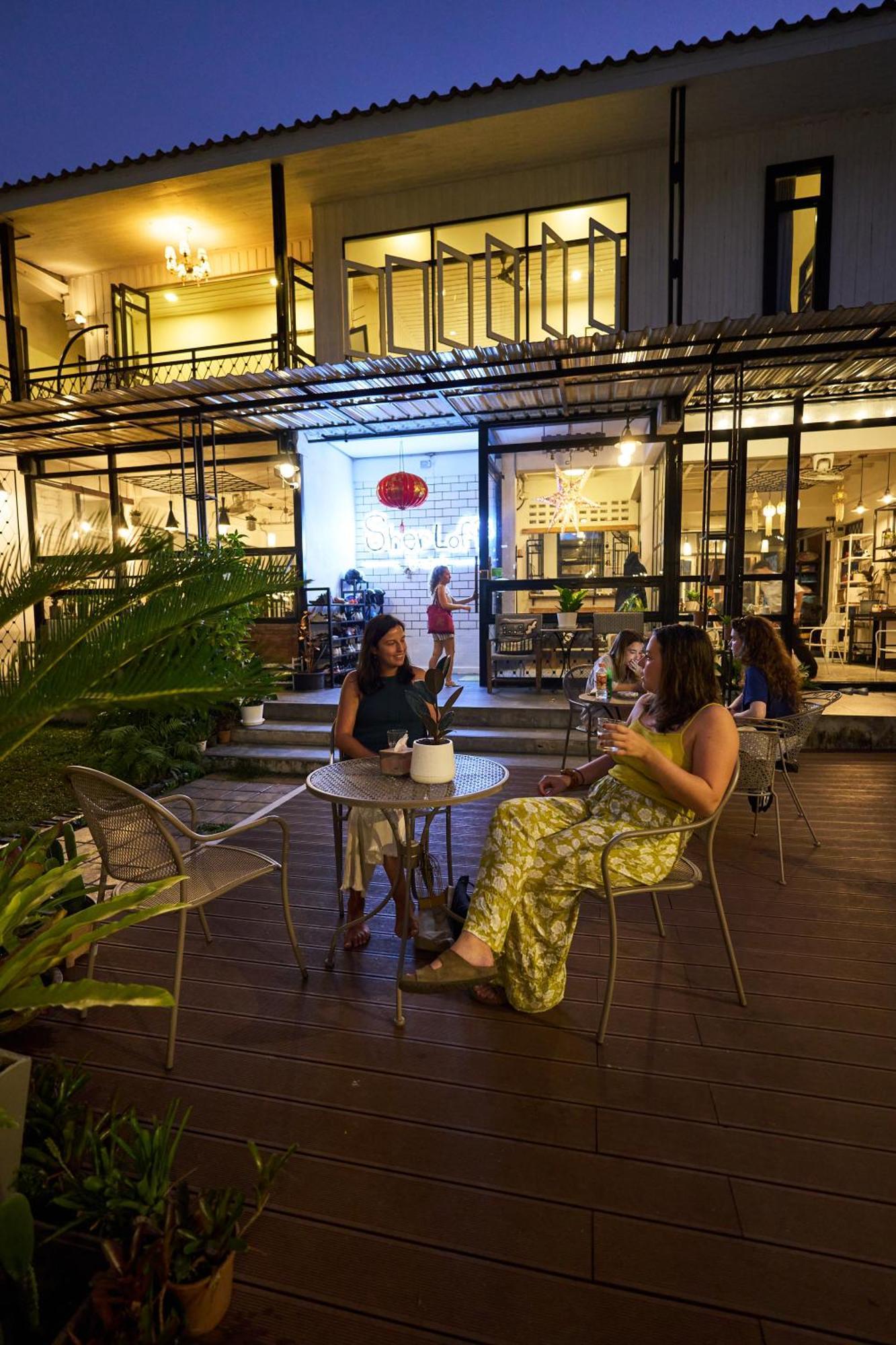 Sherloft Home & Hostel Chiang Mai Exteriör bild