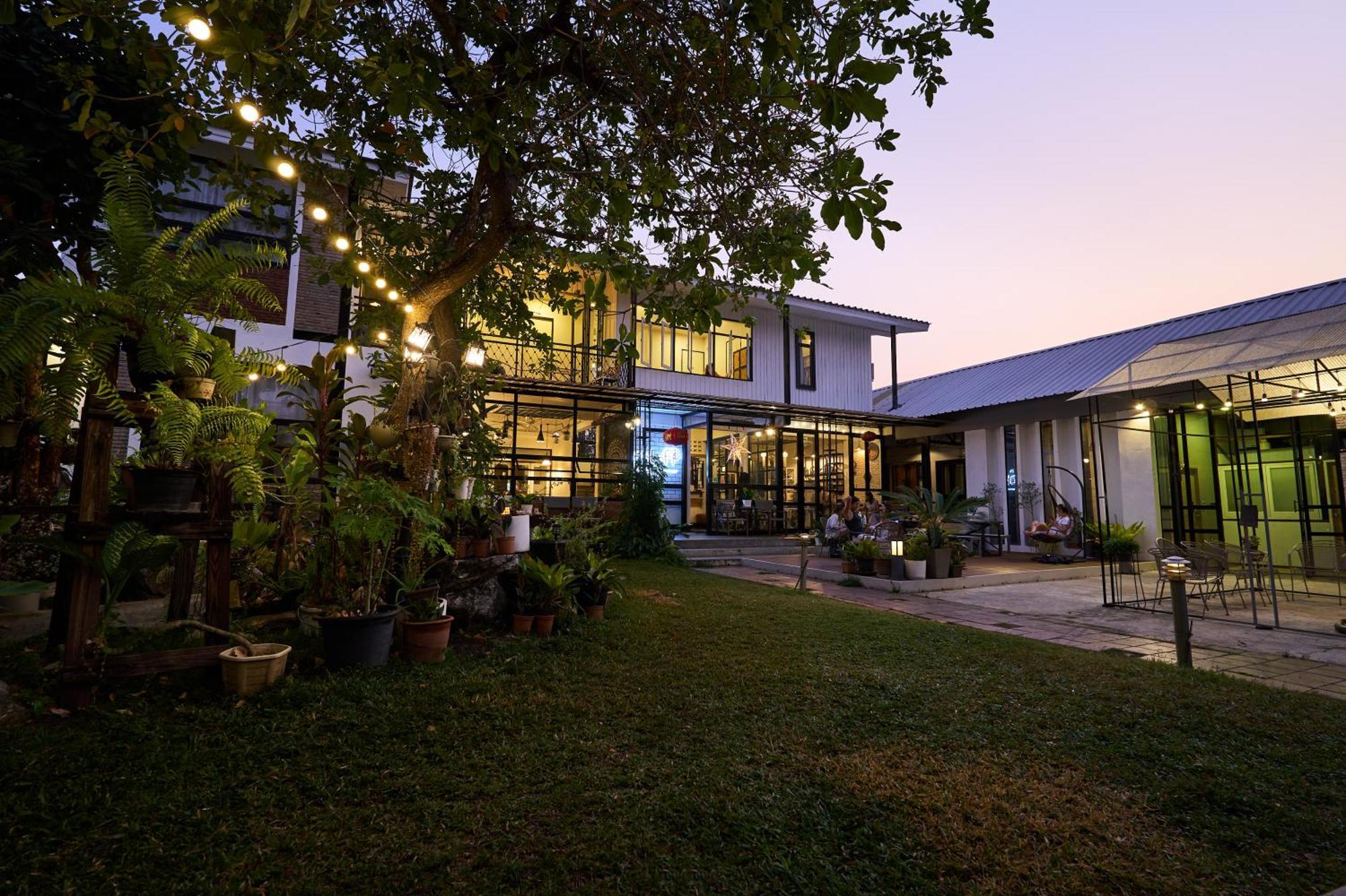 Sherloft Home & Hostel Chiang Mai Exteriör bild