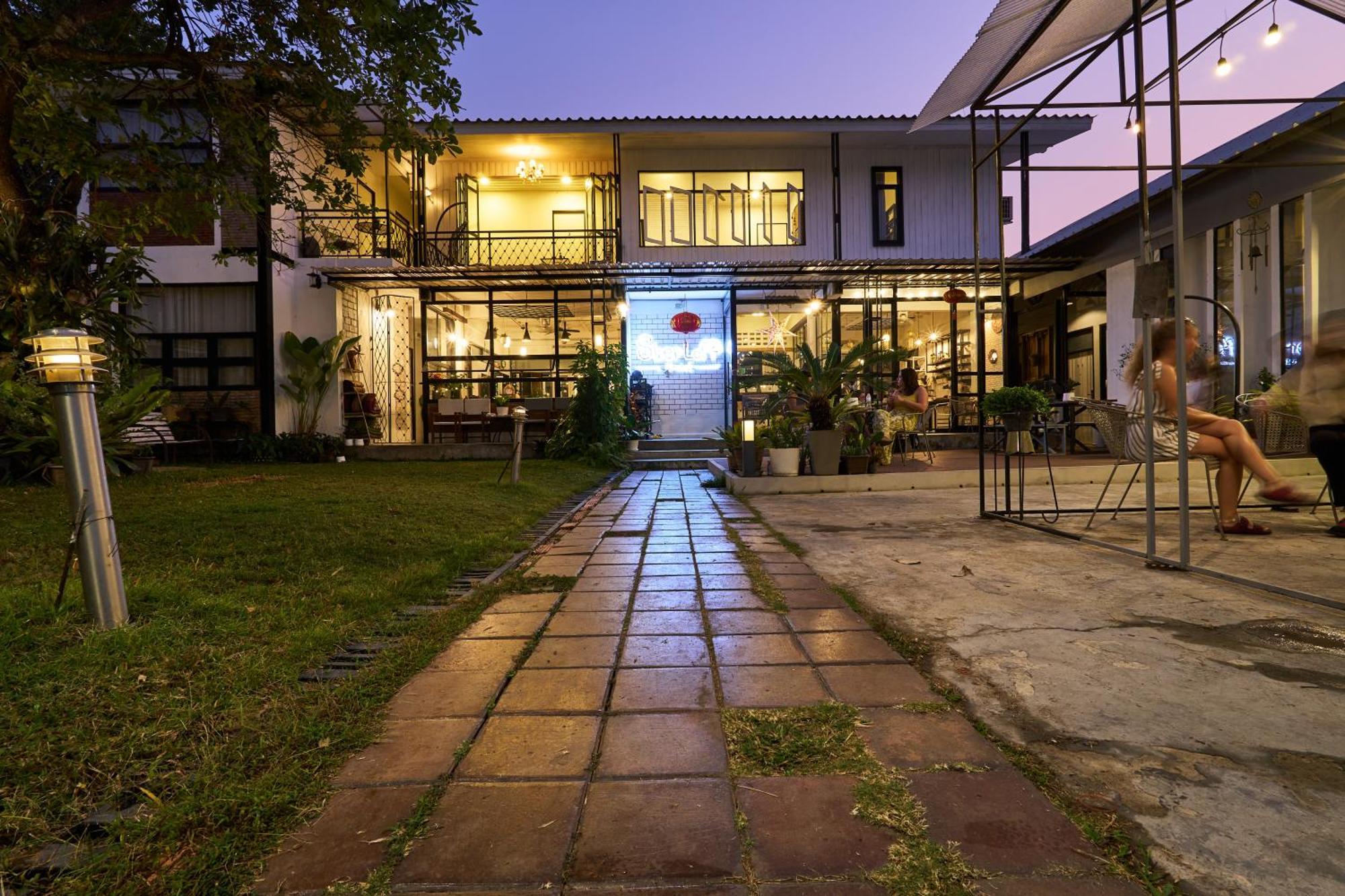 Sherloft Home & Hostel Chiang Mai Exteriör bild