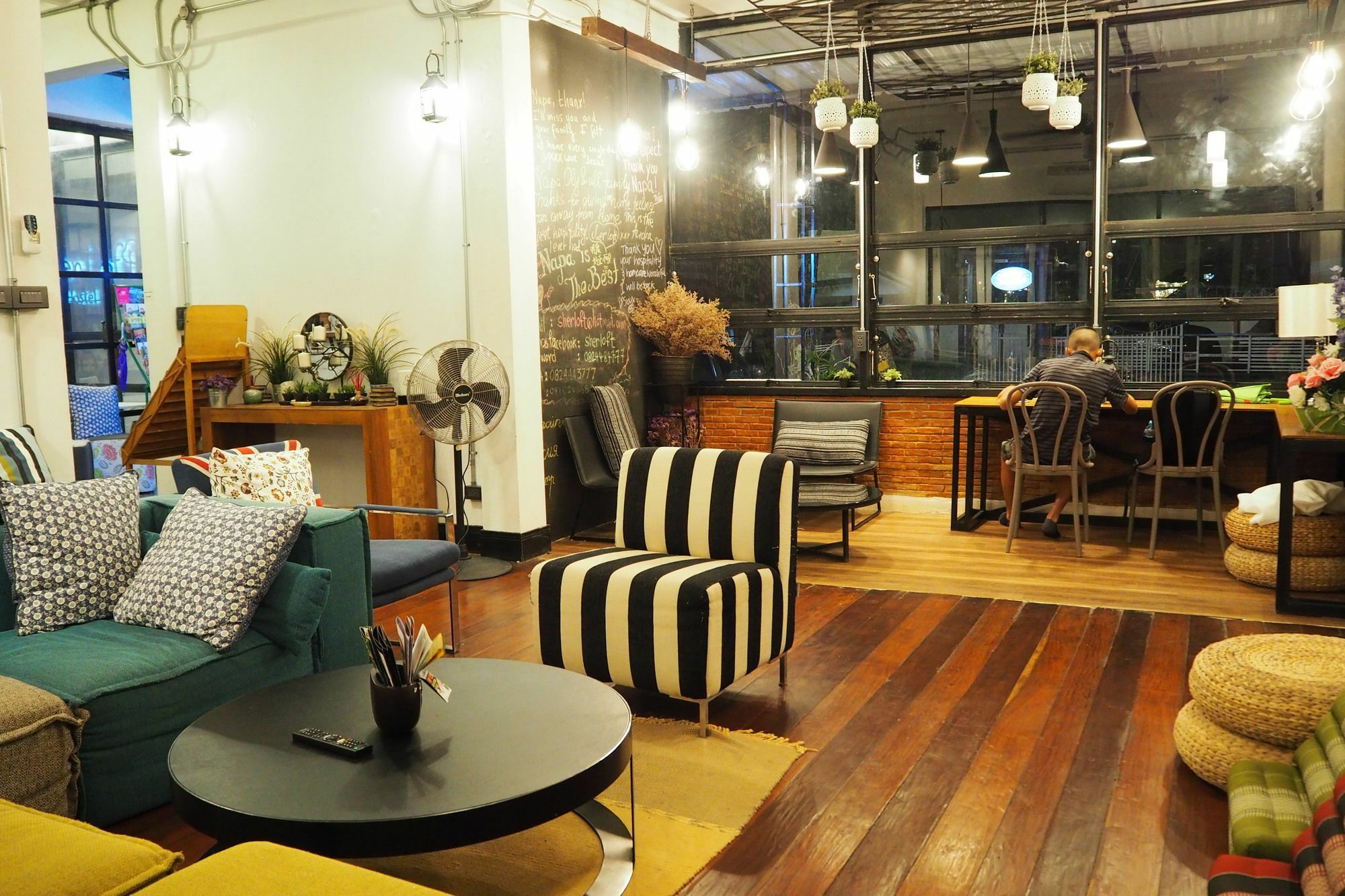 Sherloft Home & Hostel Chiang Mai Exteriör bild