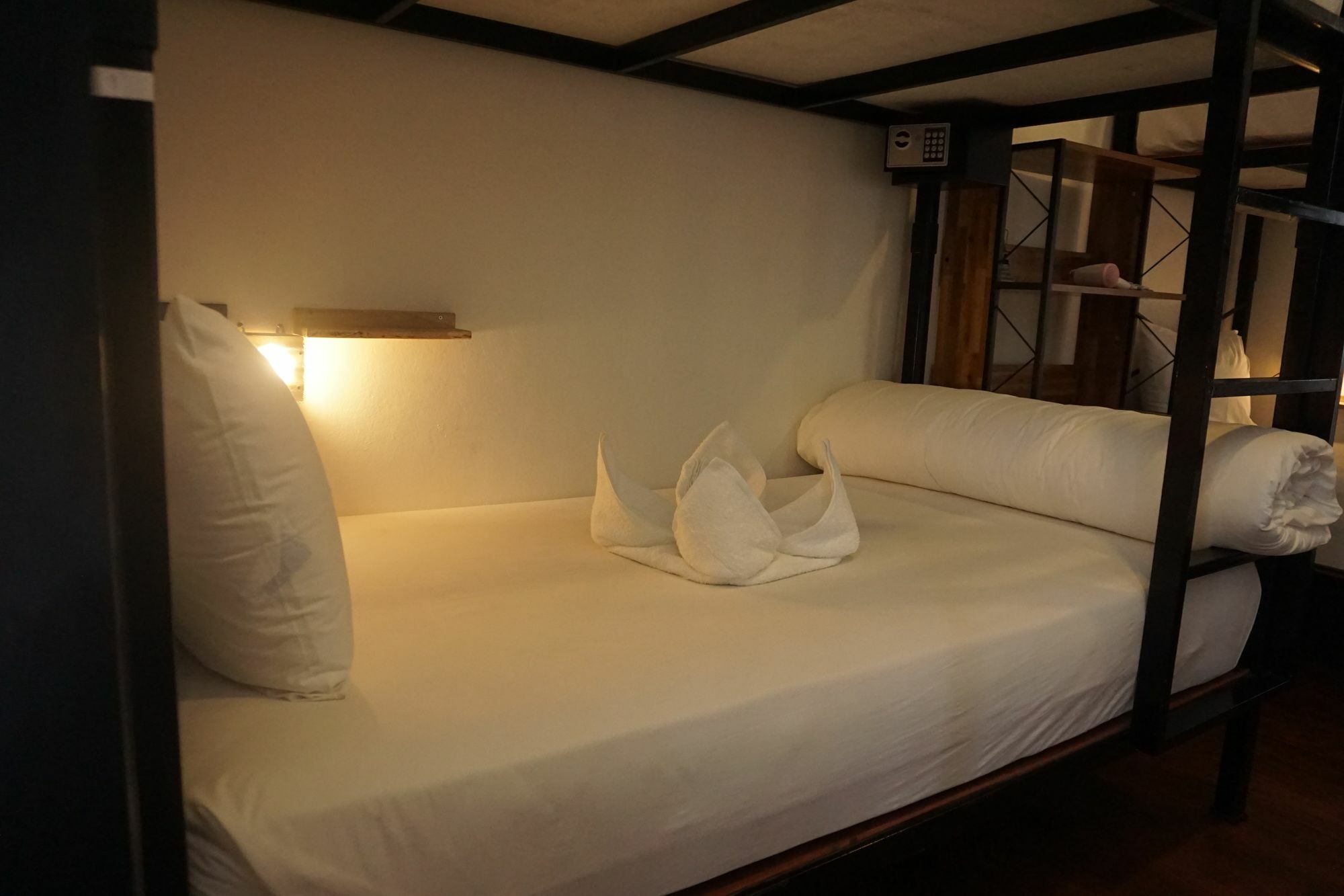 Sherloft Home & Hostel Chiang Mai Exteriör bild